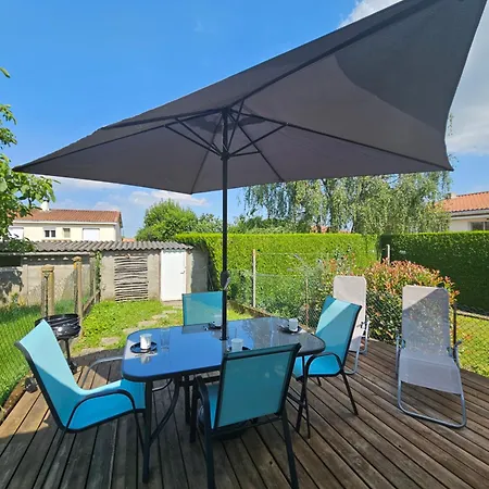 Dom wakacyjny Le Petit Ecureuil Jardin Terrasse *