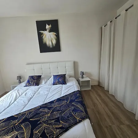 Holiday home Le Petit Ecureuil Jardin Terrasse